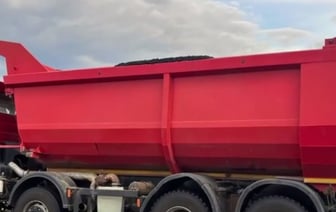 Водителя убило током из-за поднятого кузова грузовика