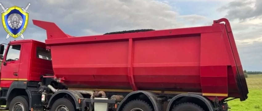 Водителя убило током из-за поднятого кузова грузовика