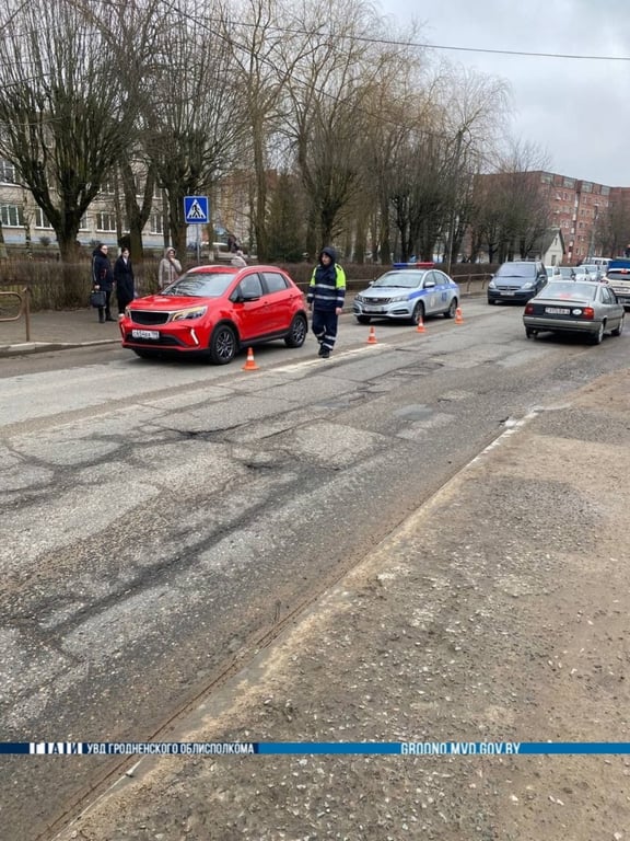 В Лиде ребенка сбили на переходе у школы: он выскочил прямо перед автомобилем. Есть видео