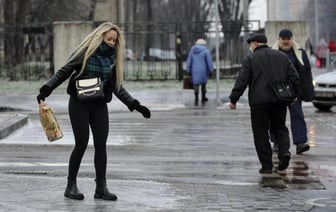 Что делать, если зимой скользит обувь? Нашли бюджетных или бесплатных 6 вариантов решения проблемы — Полезно