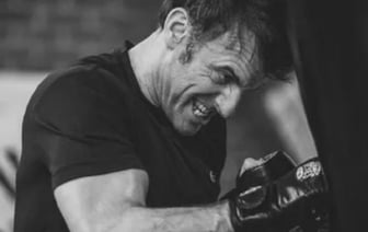 Пользователи соцсети назвали фотошопом мышцы Макрона