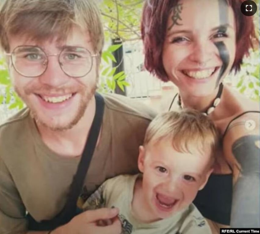 Сергей с женой и ребенком. Фото с сайта "Настоящее время"