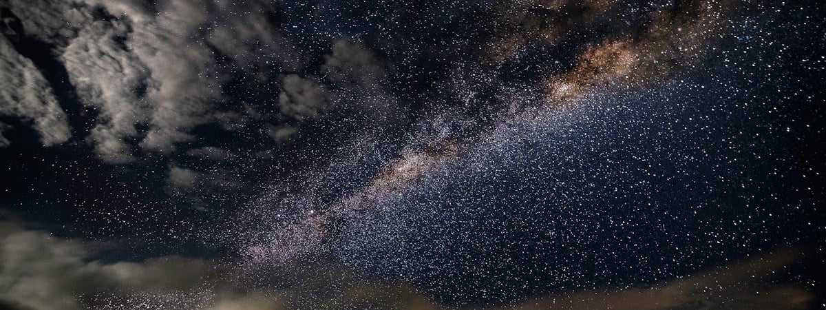 На видео попало, как мужчину убило молнией в Подмосковье — Видео