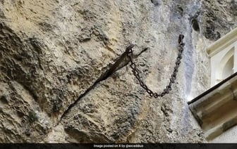 "Волшебный" меч, пролежавший в камне более 1300 лет, исчез во Франции.