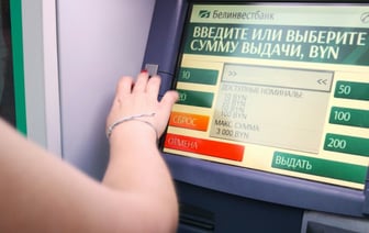 Один из банков предупредил белорусов об «ошибке» в банкоматах. Что нельзя делать?