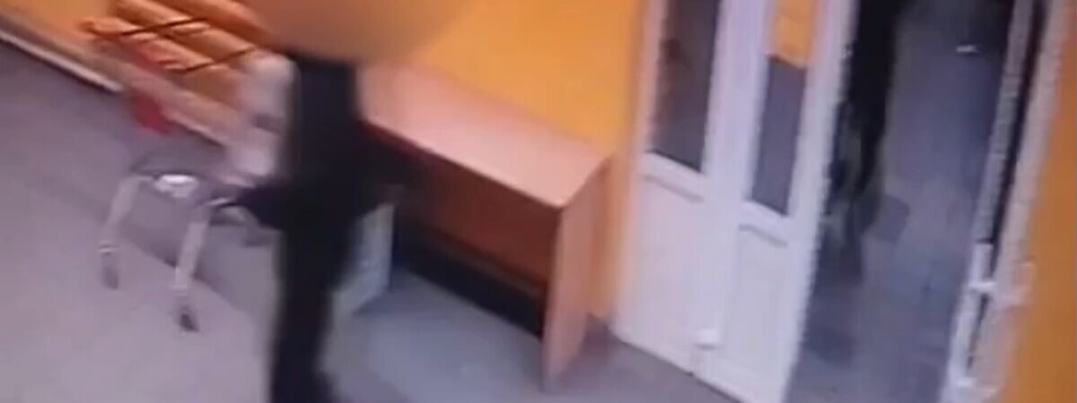 В Пинске парень на глазах у продавцов украл ящик вина и убежал с ним в лес