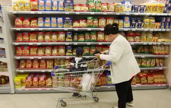 До 76%. Белорусские торговые сети обрушили цены на гречку и макароны. Куда пойти за покупками?