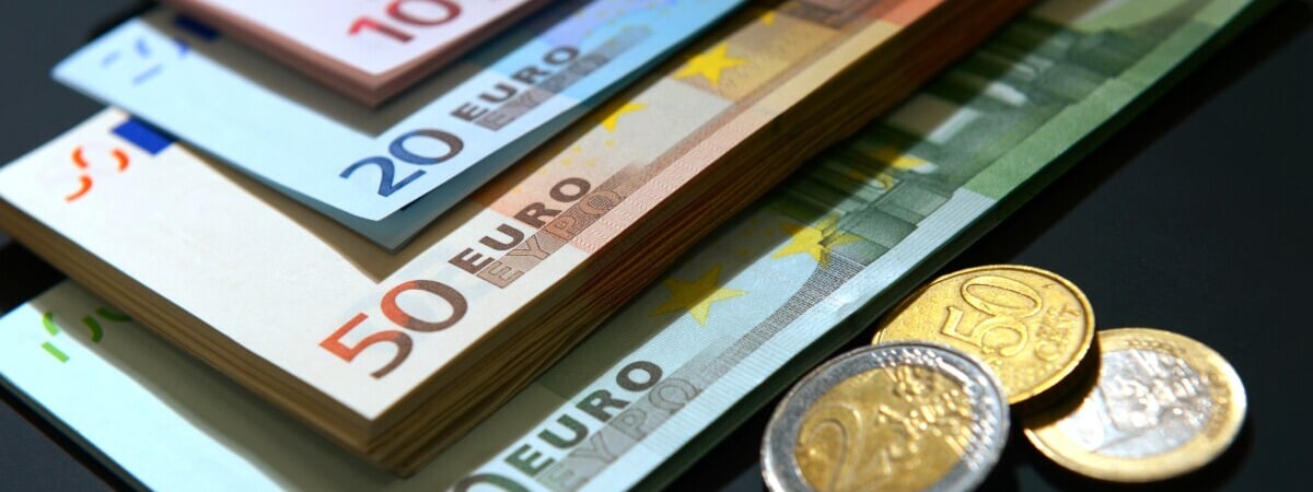 Доллар в Беларуси вырос на 0,02%, а валюта РФ достигла максимума за 6,5 месяцев. Эксперт дал прогноз, чего ждать дальше