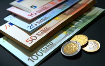 Доллар в Беларуси вырос на 0,02%, а валюта РФ достигла максимума за 6,5 месяцев. Эксперт дал прогноз, чего ждать дальше