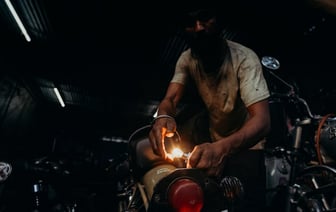 Из потерпевшего крушение в декабре российского танкера в Черное море снова вылился мазут