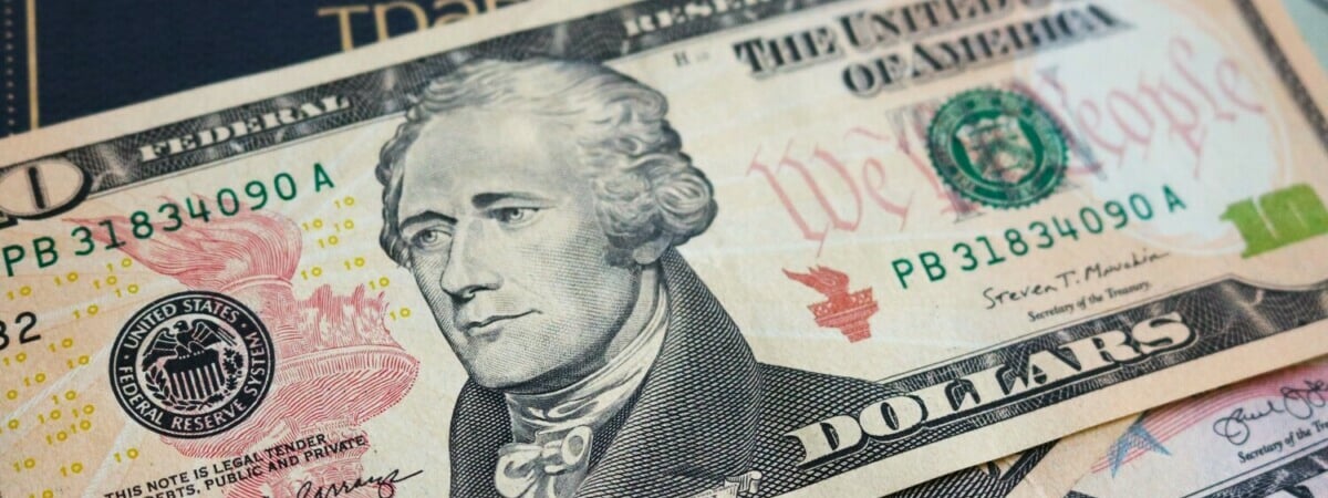 Доллар откатился до минимума за неделю, курс евро вырос. Что с российским рублём?