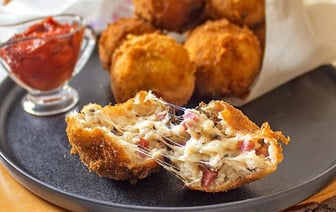 Эти рисовые шарики с начинкой станут идеальной закуской. Как приготовить итальянские аранчини? — Полезно