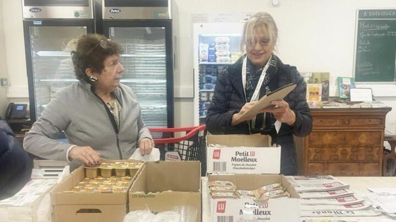 Жителям деревни советуют каждый день ходить в магазин, в котором работают волонтеры. Фото Русской служба Би-би-си