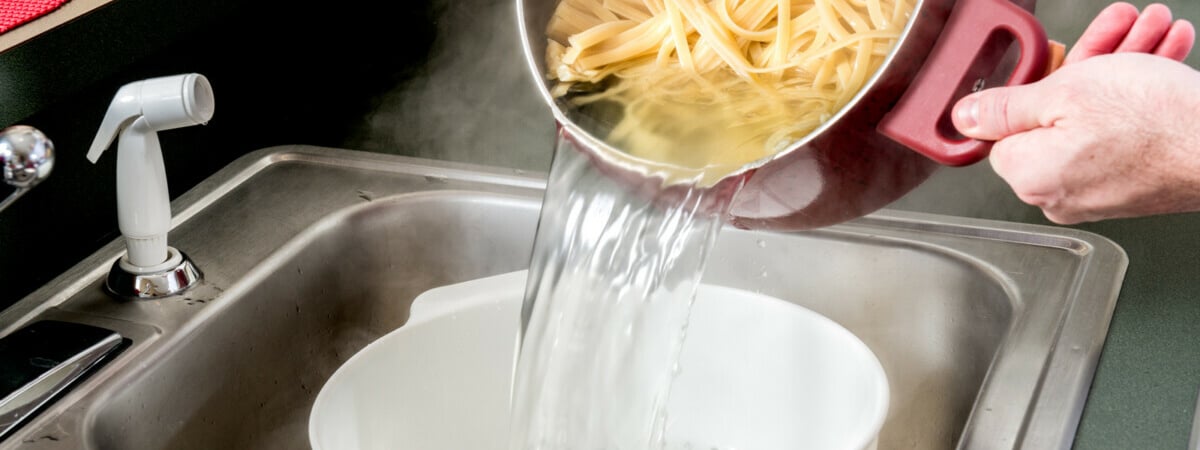 Никогда не сливайте в раковину такую воду. Иначе придется менять трубы — Полезно