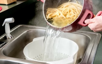 Никогда не сливайте в раковину такую воду. Иначе придется менять трубы — Полезно