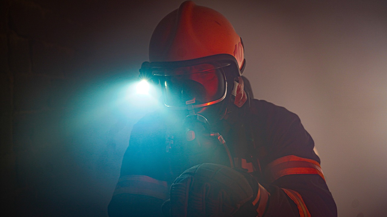 Задымление, пожарный в дыму. Фото pixabay.com