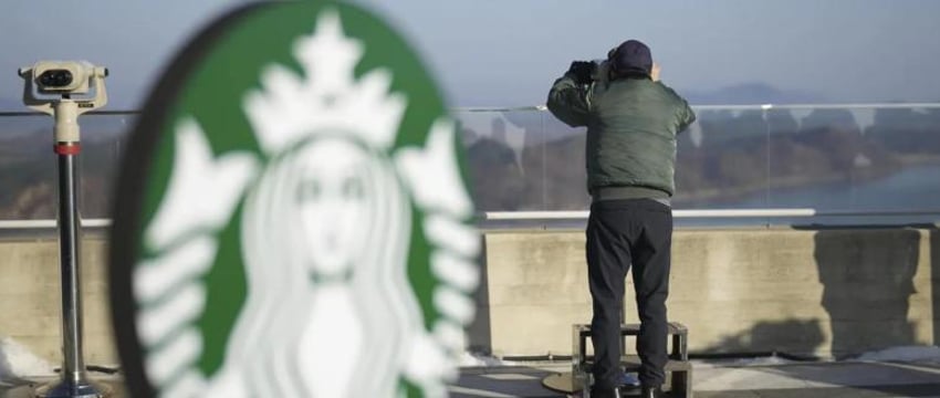 В Южной Корее открыли Starbucks с видом на КНДР