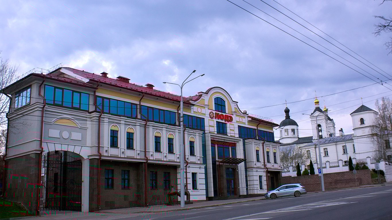 Здание медицинского центра с вывеской «Лодэ» в центре Витебска. Фото Сергея Серебро