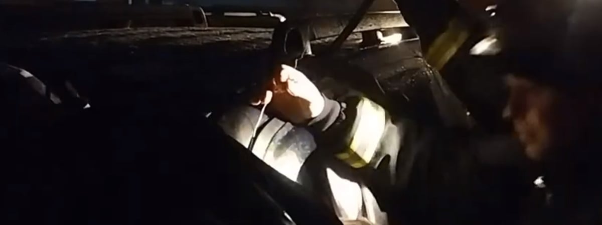 Витебское управление МЧС показало спасение годовалой малышки, запертой внутри авто — Видео