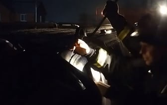 Витебское управление МЧС показало спасение годовалой малышки, запертой внутри авто — Видео