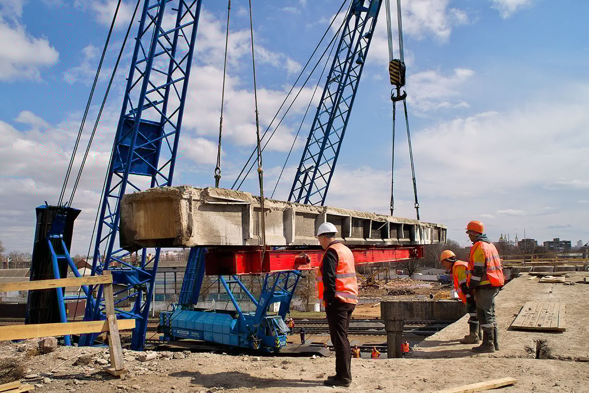 Демонтаж Полоцкого путепровода в Витебске проводят без остановки железнодорожного движения. Фото Сергея Серебро