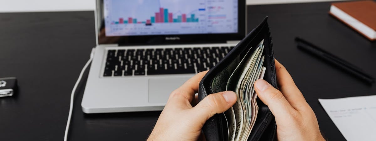 Белорусский рубль снизился к доллару на БВФБ