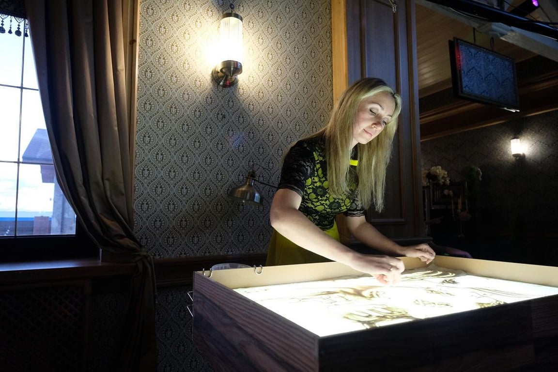 Ушла из найма, чтобы устраивать зрелищные шоу с песком. Вот как белоруска развивает необычный бизнес