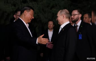 Путин и Си Цзиньпин обмениваются редкими объятиями, укрепляя стратегическое партнерство