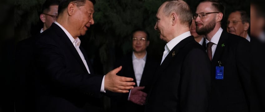 Путин и Си Цзиньпин обмениваются редкими объятиями, укрепляя стратегическое партнерство