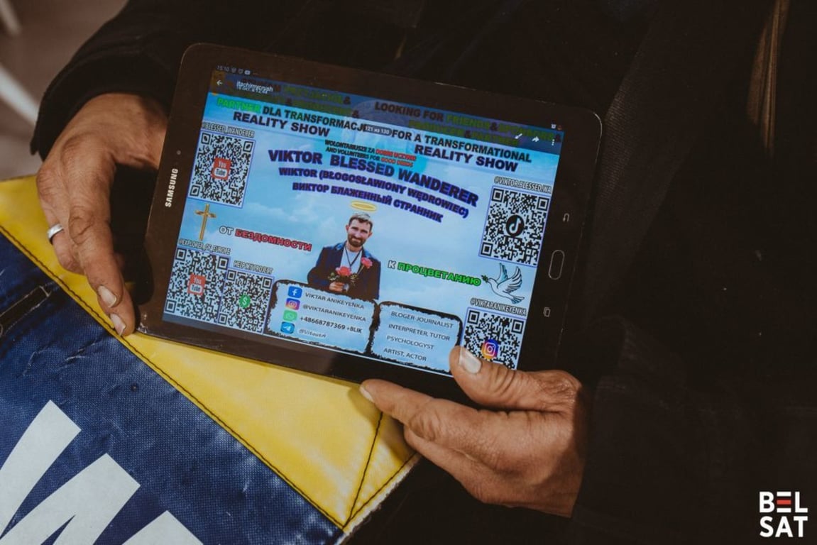 Виктор показывает слайд с информацией о себе и своем блоге. Варшава, Польша. 11 декабря 2024 года. Фото: Белсат