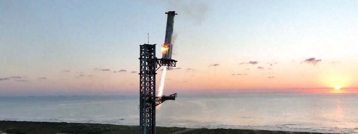 SpaceX с пятой попытки вернула носитель самой большой ракеты в мире на стартовую площадку — Видео