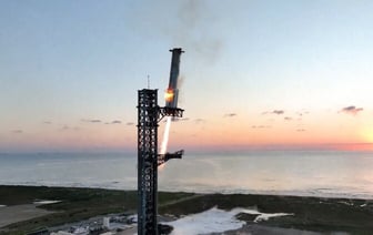 SpaceX с пятой попытки вернула носитель самой большой ракеты в мире на стартовую площадку — Видео
