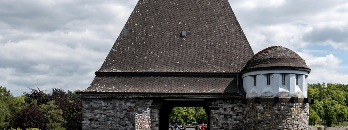 В Германии сравняют с землей две огромные башни выведенной из эксплуатации АЭС