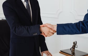 В Украине с 2025 года не будут переводить часы