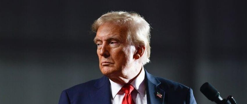 Трамп заявил об изучении вопроса продолжения поставок оружия Украине