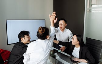 Huawei официально представила складывающийся втрое смартфон