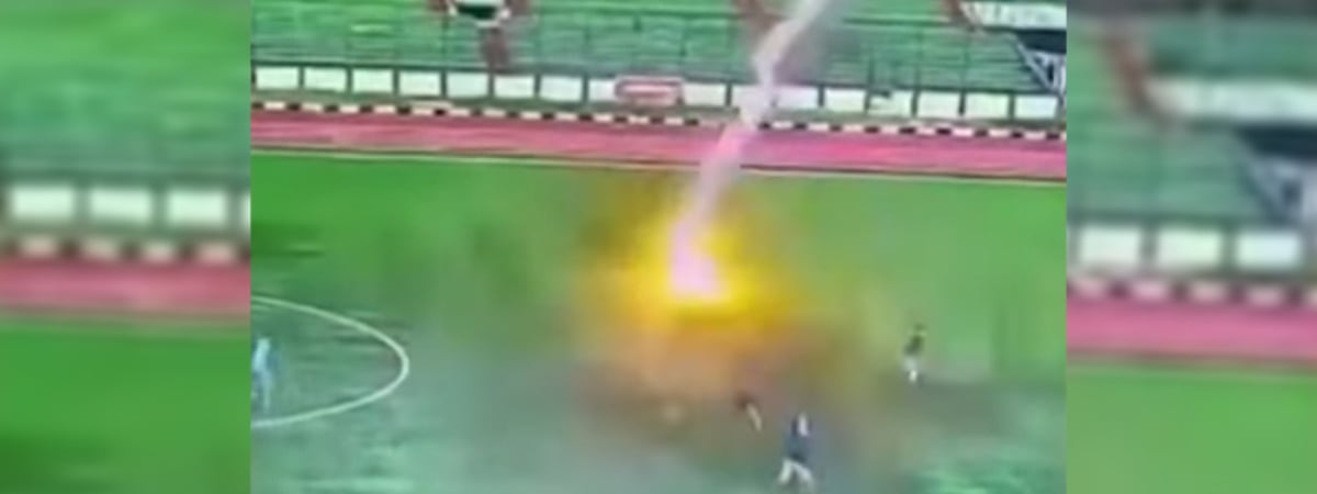 В Индонезии во время матча молния убила футболиста — Видео