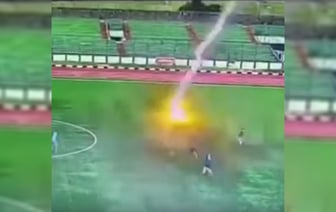 В Индонезии во время матча молния убила футболиста — Видео