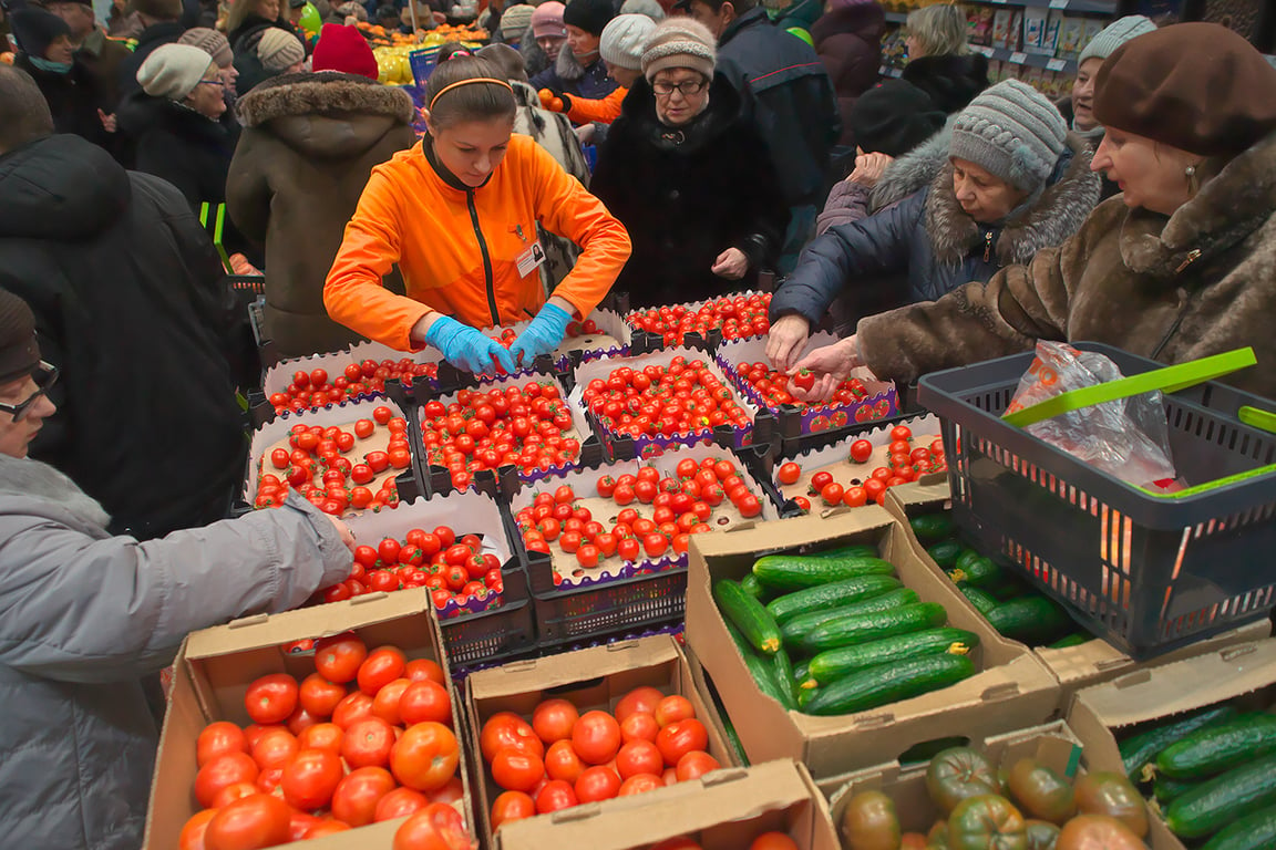 Женщины выбирают овощи в крупном гипермаркете в Витебске. Фото Сергея Серебро