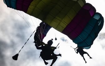 Военные пострадали при прыжке с парашютом на учениях НАТО