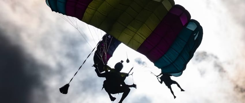 Военные пострадали при прыжке с парашютом на учениях НАТО