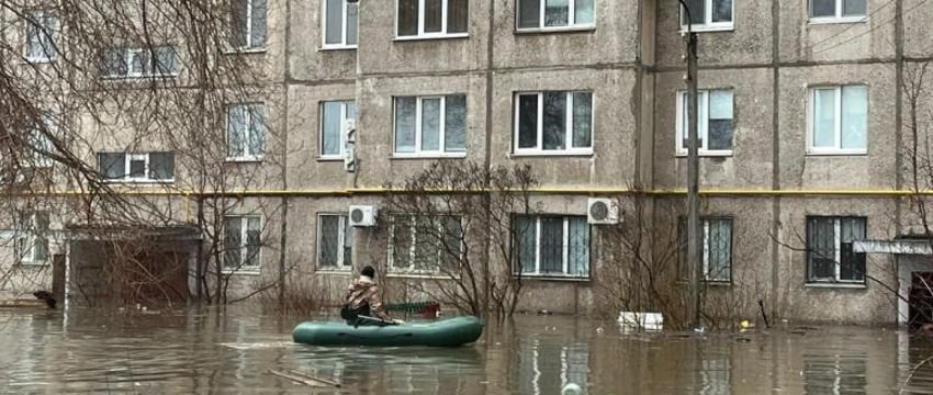 В российском Орске массовая эвакуация из-за прорыва дамбы