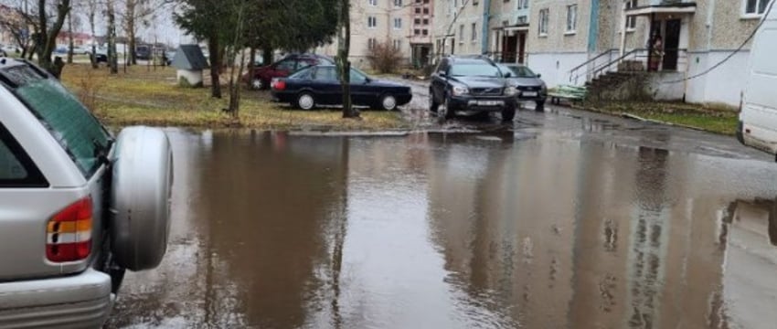 В Дрогичине в многоэтажке по улице Карла Маркса затапливает стоянку и подвалы