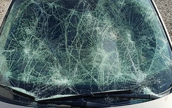 В Бресте припаркованный автомобиль забросали камнями. Из-за чего?