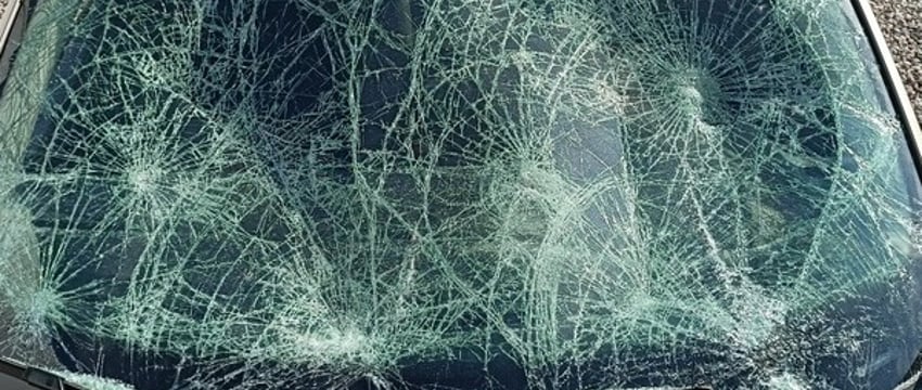 В Бресте припаркованный автомобиль забросали камнями. Из-за чего?