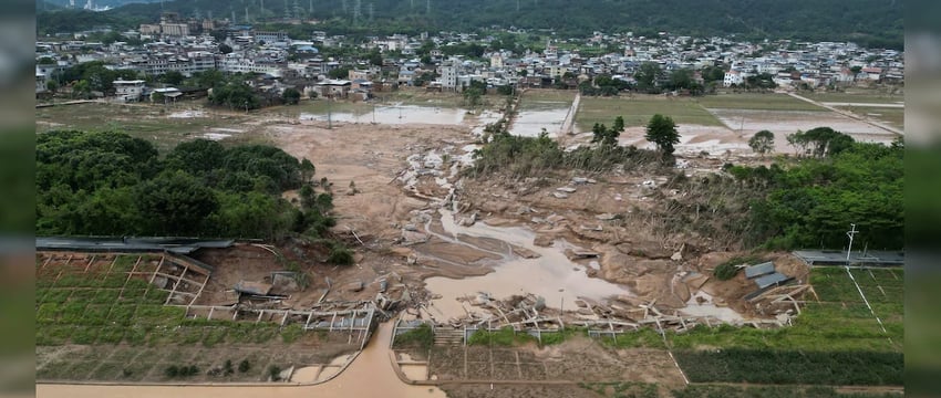 По меньшей мере 20 человек погибли, десятки пропали без вести в результате внезапных наводнений в Китае: отчёт
