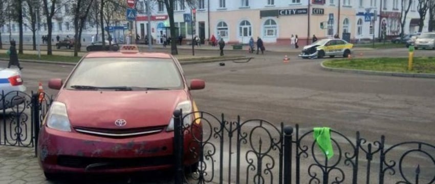 Два автомобиля такси столкнулись в Бресте на бульваре Космонавтов. Кто виноват?