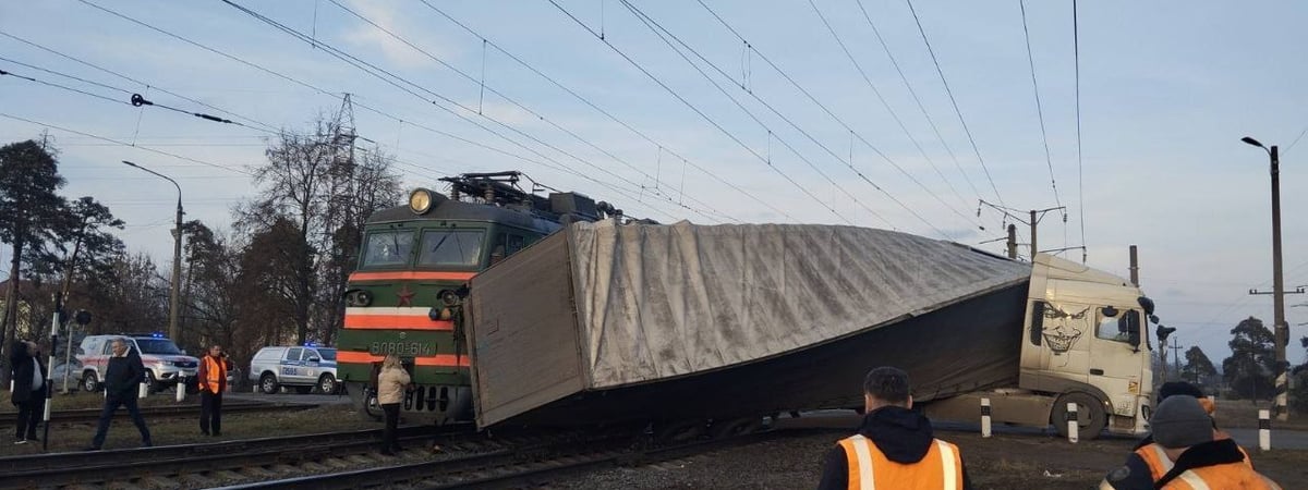 БелЖД предупредила о 4-часовом опоздании двух поездов из-за столкновения третьего с фурой — Фото