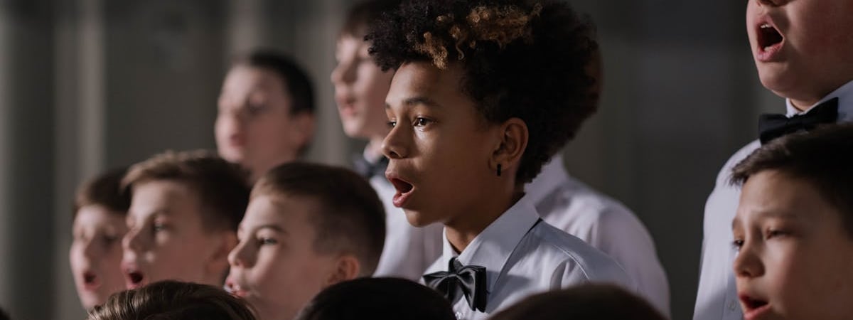 Во время линейки в агрогородке «похожий на Джонни Деппа» учитель сыграл детям на балалайке и покорил TikTok