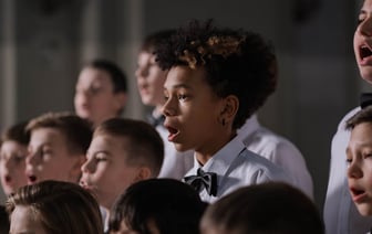 Во время линейки в агрогородке «похожий на Джонни Деппа» учитель сыграл детям на балалайке и покорил TikTok